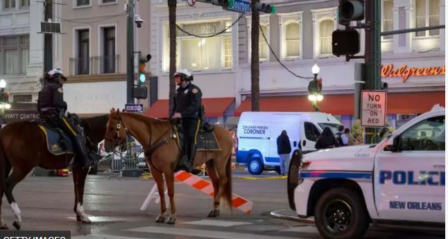 'अमेरिका में न्यू-ईयर मना रहे लोगों को ट्रक से रौंदा:10 की मौत, 35 घायल; हमलावर ने फायरिंग भी की | '